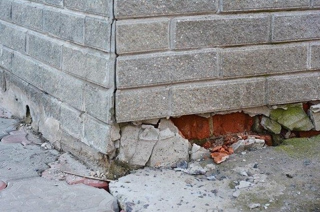 damaged foundation